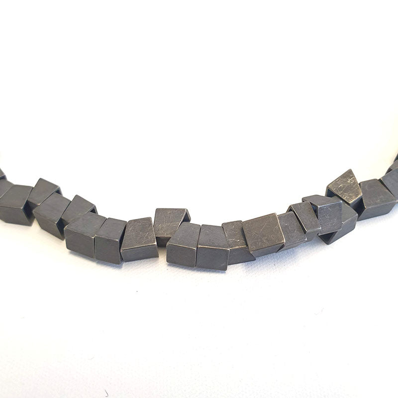 Short Section disordered cube necklace